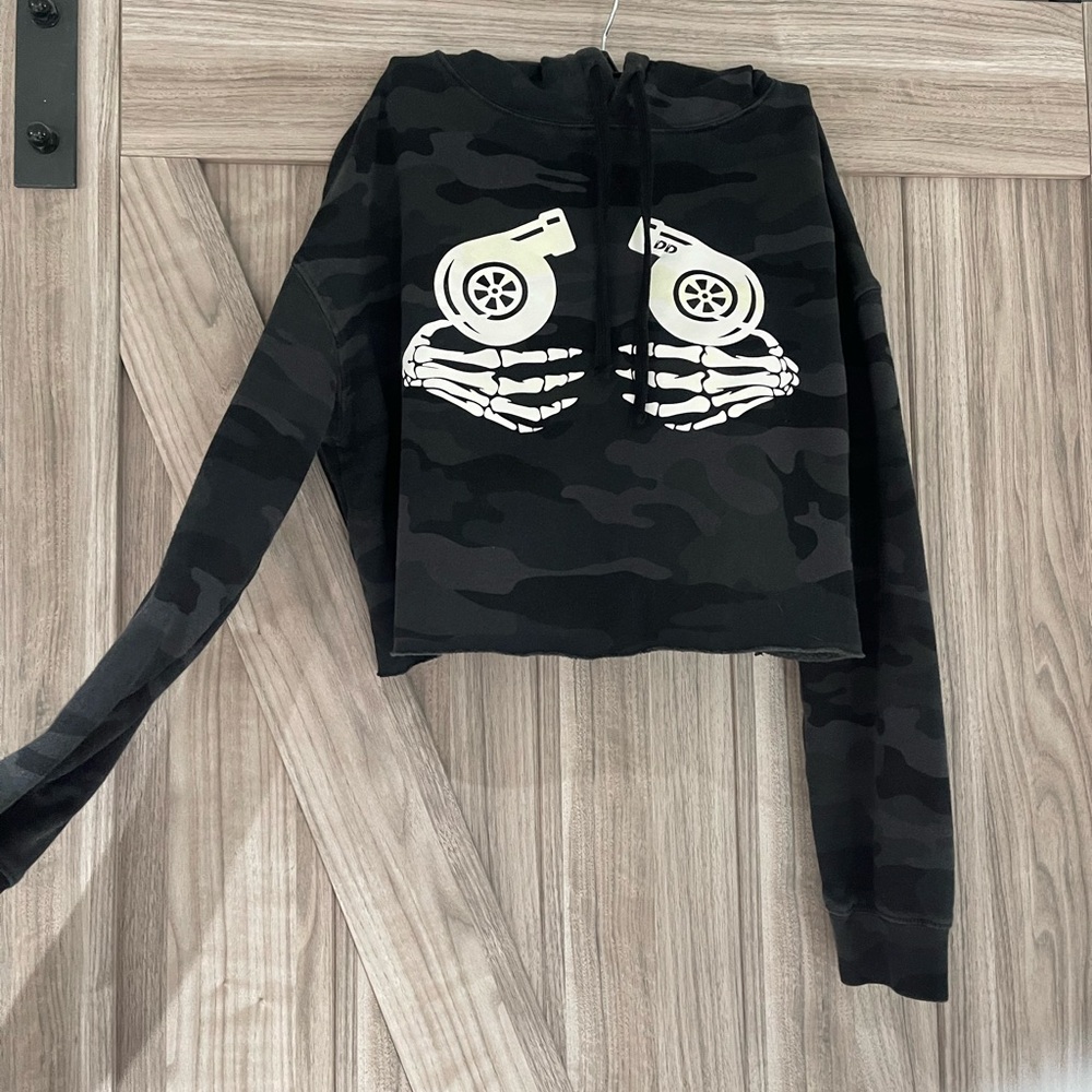 Camo cropped hoodie with turbo/skeleton hands